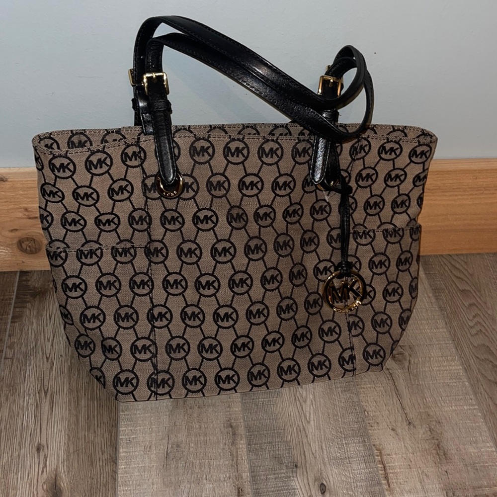 Michael Kors black and tan logo purse. Sizing: 16.5” W x 11.5 H x 12” opening